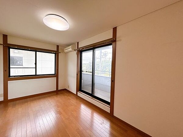【リフォーム中】2階南側洋室です。二面採光で明るい空間です。こちらからベランダに出入りすることができます。