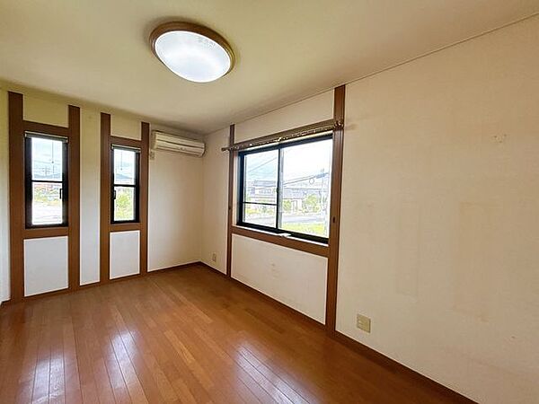 【リフォーム企画中】2階北側洋室です。二面採光で明るい空間です。