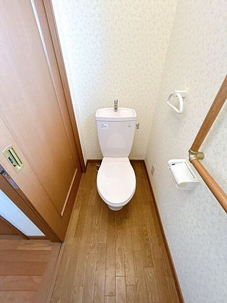 【リフォーム中】2階トイレです。窓があり、換気に便利です。