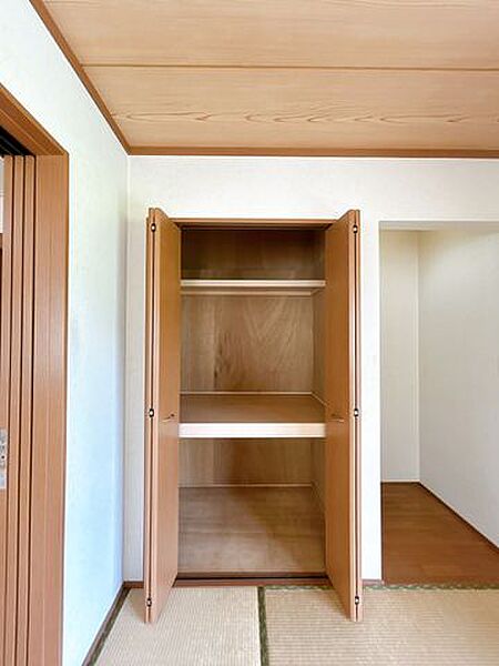 【リフォーム中】1階和室の収納です。中段があり、お布団等の収納にも便利です。