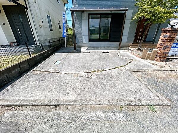 【リフォーム中】駐車場です。普通車1台、軽自動車1台の計2台駐車可能です。
