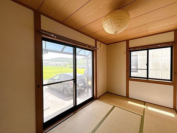 【リフォーム企画中】1階和室です。二面採光で明るい空間です。