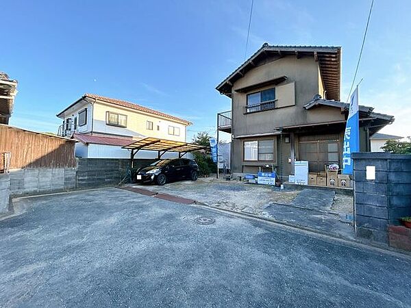 【リフォーム企画中】外観別角度です。前面道路は幅員約4ｍです。
