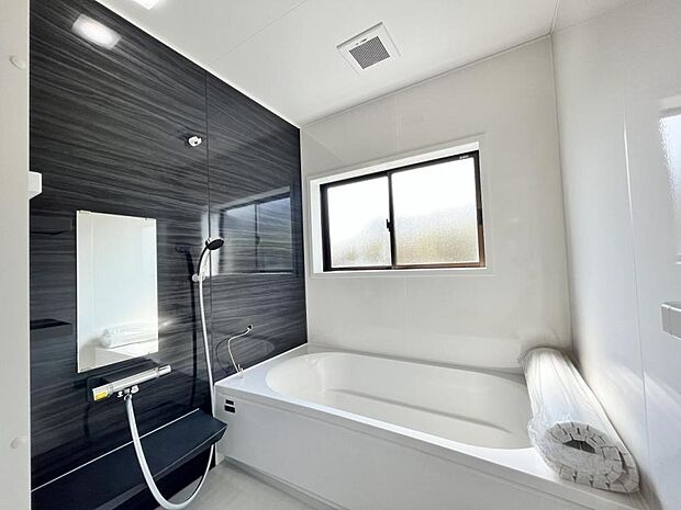 【設備写真】浴室は新品のユニットバスに交換しました。1坪サイズのお風呂で、1日の疲れをゆっくり癒すことができますよ。