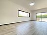 室内：【リフォーム完了】1階の洋室です。クロスを張替え、フロアタイルで仕上げました。