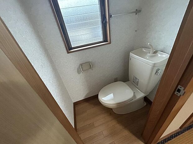 【トイレ】2階のトイレの写真です。