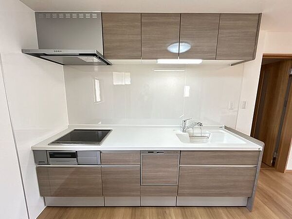 【リフォーム完了写真】キッチンはハウステック製の新品に交換しています。IH製の為、火のない安心感と、表面が平らなことでお手入れにも助かります。