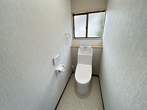 【リフォーム完了写真】トイレはTOTO製の新品に交換しました。ウォシュレット付きなのでお手入れに助かりますね。
