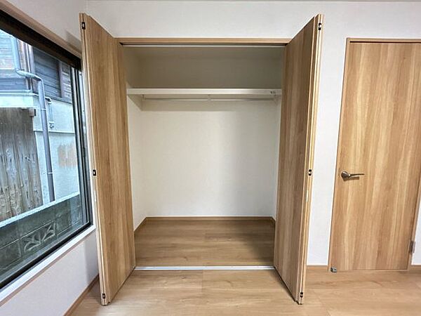 【リフォーム完了写真】1階6帖洋室の収納です。建具を交換し、枕棚とハンガーパイプを付けています。