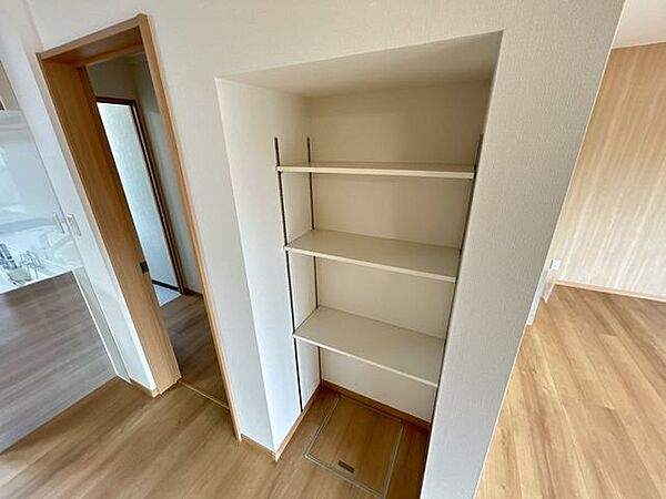 【リフォーム完了写真】リビングに可動棚を新しく設置しました。キッチン横なので食材置きにも使えそうですね。