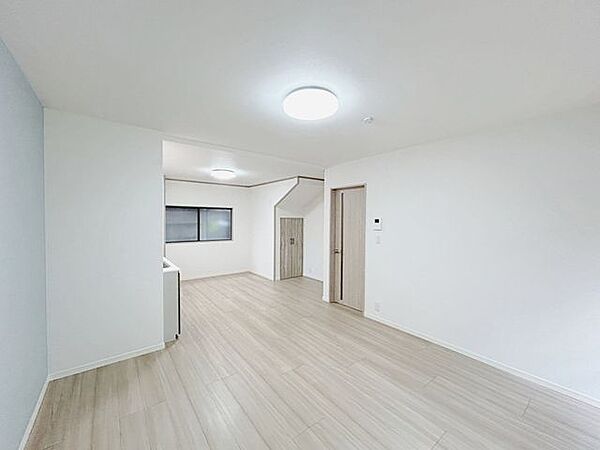 1階のリビングの別確度からの写真です。収納もあるので、ストック類の収納にも困りません。