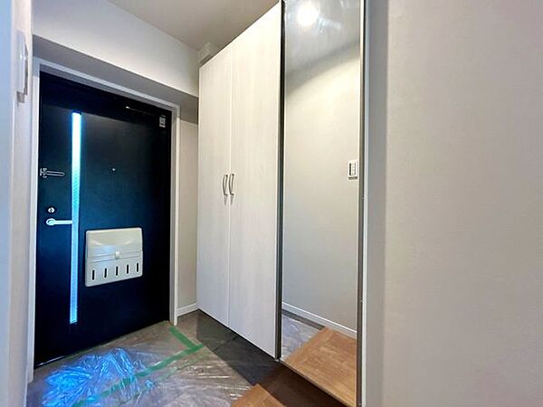 【リフォーム済】靴箱を新品交換済みです。姿鏡もあるので、お出かけ前に身だしなみチェックが出来ますね。
