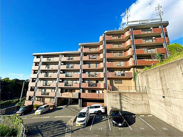 赤レンガ調のマンションです。管理会社があり、建物のメンテナンスを行ってくれています。