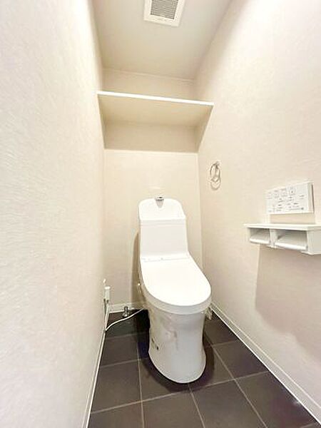 【リフォーム済】トイレは新品に交換済みです。水回り設備が新品なのは嬉しいですね。