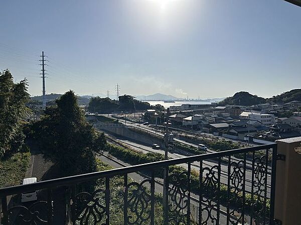【眺望】快晴時にはバルコニーからは海が見えます。家の中から海が見えるとすがすがしい気持ちになれますね。