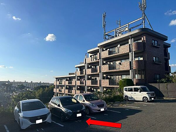【駐車場】駐車場は1台利用可能です。駐車場近くにはエントランスがあり、お部屋までの距離が近いです。