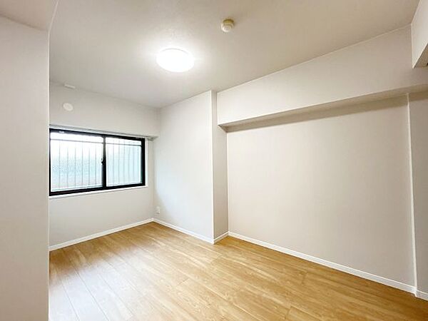 【リフォーム済】北東側約5.5帖洋室の別角度です。LED照明に交換し、明るい空間に仕上がりました。