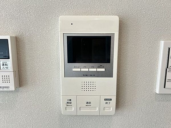 【設備】インターホンです。モニターが付いているので来客時に助かりますね。