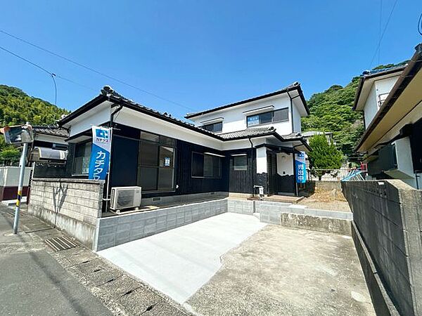 塗装工事を実施いたしました。杉板外壁・軒・破風等を塗装施工を行い、耐久性を上げます。