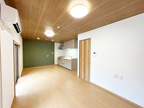 【リフォーム完了】リビングです。床の張替え、クロス張替え、照明交換等行いました。リビングのみ窓サッシを新品に交換しております。