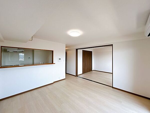 6帖洋室側から撮影したリビングです。掃き出し窓があり、陽当たりの良いお部屋です。