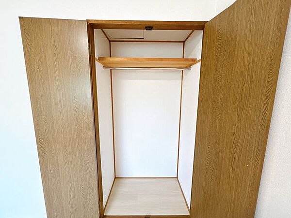 収納スペースはクロスの張替えを行っております。