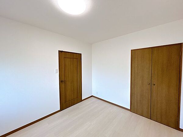 北西側洋室の別角度写真です。収納スペース付きの居室です。