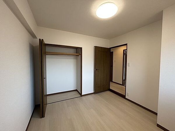 北側洋室の別角度写真です。クローゼット内部のクロスの張替えを行っております。