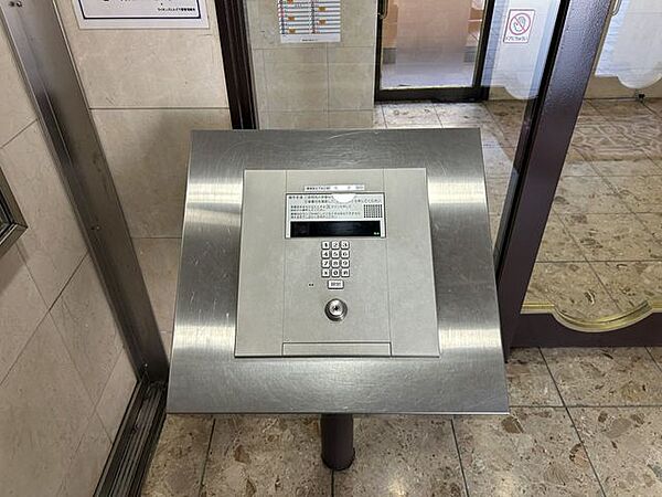 オートロック操作盤です。オートロックだとセキュリティ面で安心ですね。