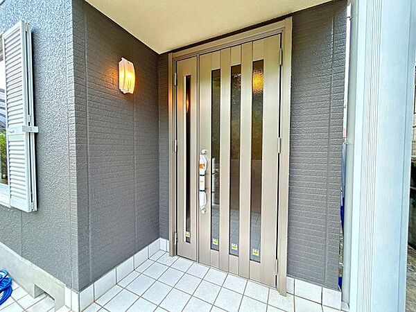 【リフォーム済】玄関扉も交換いたしました。親子扉タイプを採用しております。