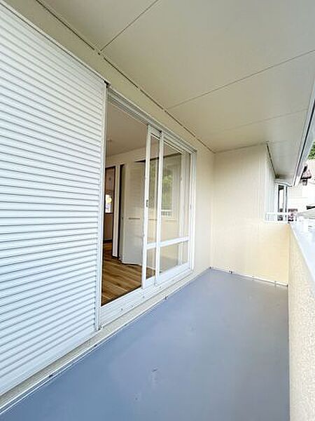 【リフォーム済】ベランダも外壁と同じように塗装を施しました。洗濯物を干すには十分のスペースです。