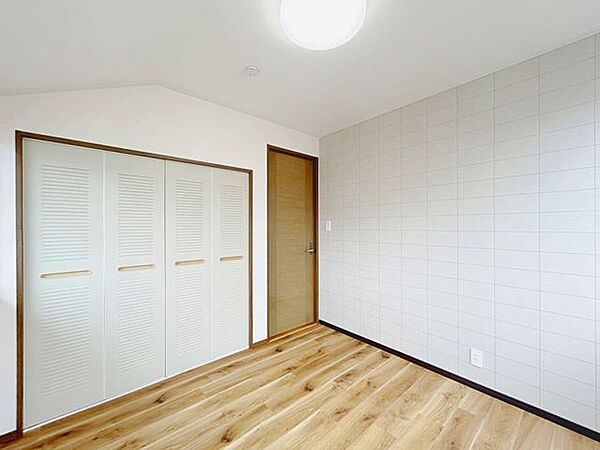 【リフォーム済】2階北西側4.5帖洋室です。床はフロアタイル、壁・天井のクロスを張り替えました。