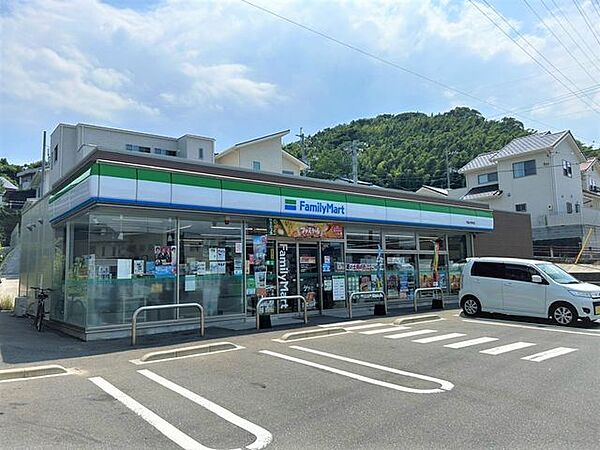 ファミリーマート大学町店様まで約650ｍ(徒歩8分)