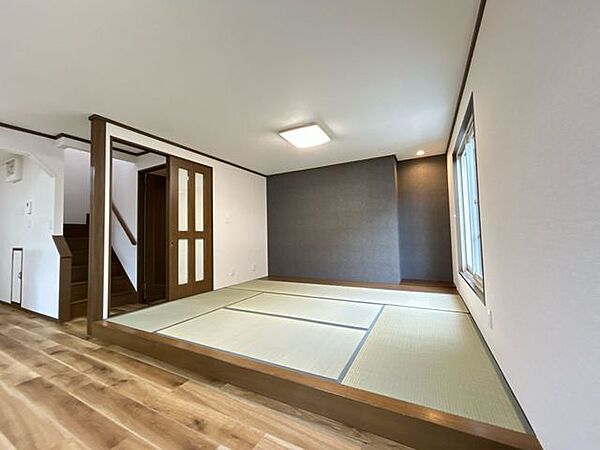 【リフォーム済】和室の壁面にはアクセントクロスを採用しております。畳の表替えを行っております。
