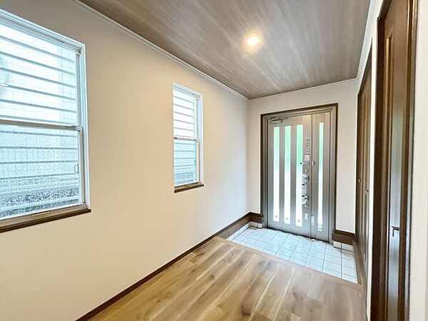 【リフォーム済】玄関内部はダウンライトを採用しており、天井クロスと相まってお洒落な空間になりました。