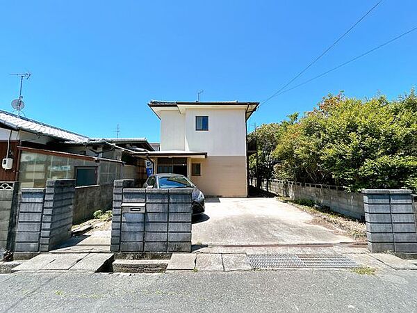 【駐車場】カーポートを撤去し、お車は3台駐車可能になります。塀を撤去し、駐車し易いよう加工いたします。