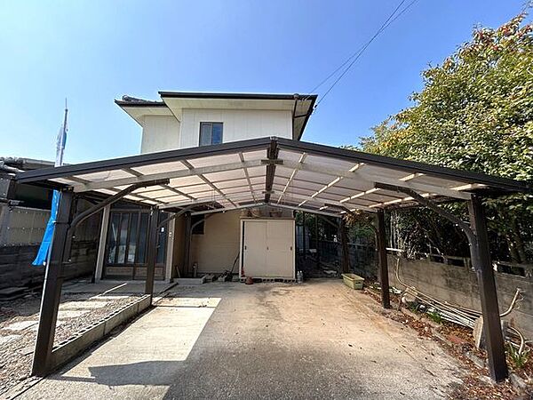 【駐車場】カーポートは撤去し、お車は3台駐車可能になります。お車をたくさん所有している方や突然の来客にも困りませんね。