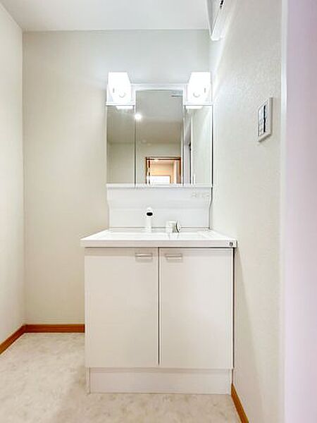 【リフォーム完了】洗面化粧台は三面鏡タイプを採用しました。シャープな見た目で格好いいですね。