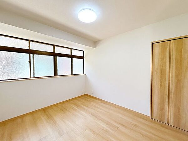 【リフォーム完了】1階北側6帖洋室です。クロスも全て張替え、照明も交換しているので明るいです。