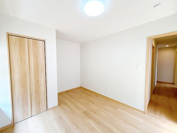 【リフォーム完了】1階西側5.5帖洋室です。クロスの張替え、照明や火災報知器の設置等完了しました。
