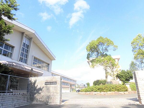 長府小学校まで約2.2ｋｍ。 2200m
