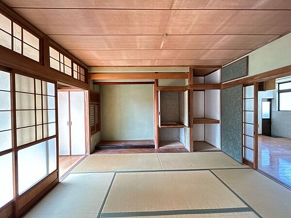 【リフォーム前写真】現在6帖の和室です。リフォーム後は床の張替え、クロス張替え、照明交換等行い、LDKの一部に間取り変更を行います。