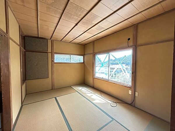 【リフォーム前写真】2階6帖の和室です。リフォーム後は洋室に間取り変更いたします。