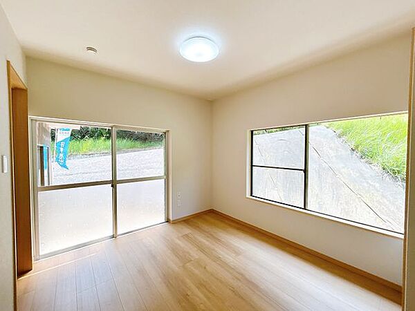 【リフォーム完了】1階西側5.5帖洋室別角度です。2面採光で陽当たり良好です。