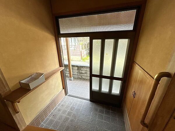 【リフォーム前写真】玄関内部です。靴箱の新設を行います。