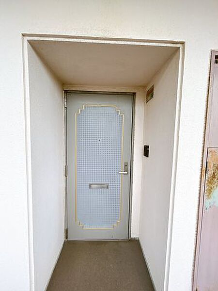 【玄関】玄関ドアは、廊下より中に入っているので、玄関を開けてうっかり廊下の人にぶつかってしまうこともありません。