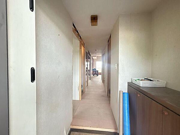 【リフォーム中/玄関】玄関内部です。壁・天井のクロスの張替えを行います。お客様が最初に目にする部分だからこそ、細かいところまで丁寧にリフォーム工事を行います。