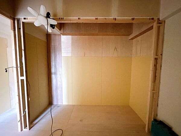 【リフォーム中/収納】4.5帖洋室の収納です。枕棚とパイプを設置するので、丈の長いコートなどそのままかけることができ、便利ですね。