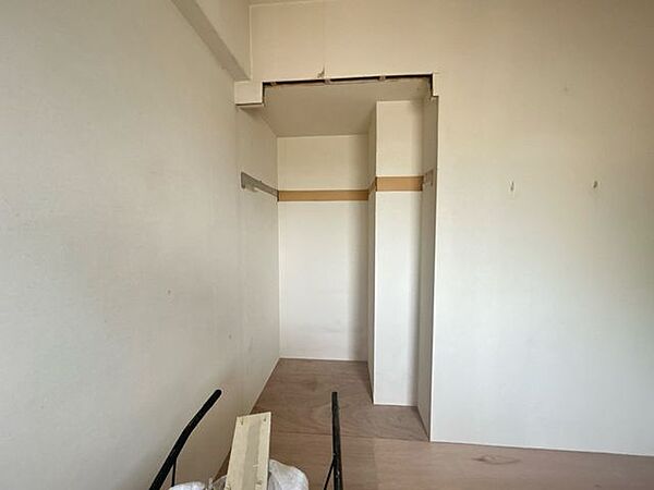 【リフォーム中/収納】玄関側に面している4.5帖洋室の収納です。枕棚とパイプを設置するので、丈の長いコートなどそのままかけることができ、便利ですね。