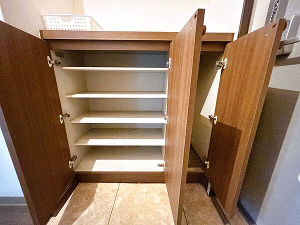 【リフォーム中/シューズボックス】シューズボックスはクリーニングを行います。仕切りでしっかり分かれているので、複数足しまっておくことができます。
